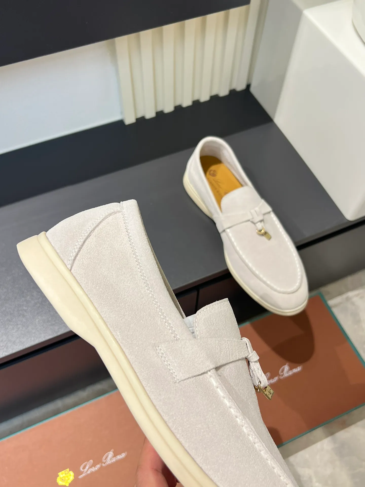 Men's shoes 💰p360 "Loro men's shoes 💰pian'*" Classic L men's shoes for couples 💰p Top version British flat loafers, a must-have item in old money style, the minimalist design is eye-catching and durable, a plus point for dressing The soft foot feel and texture are outstanding. They don’t scratch your feet and are very nice. They are matched with soft and waxy soles. They can be worn daily for a long time without getting tired. They are easy to wear, versatile and classic items, with perfect foot feel and texture! Imported cashmere fabric, the lining is made of imported A-grade water-dyed cow lining, the top version of the genuine leather midsole is sewn with pure handmade mark thread! Size: Female 35-40 (34. Customized) Male 38-44 (45.46. Customized)
